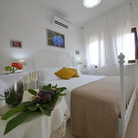 Pacifica Bed & Breakfast 3*